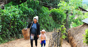 kyaing tong mom and son