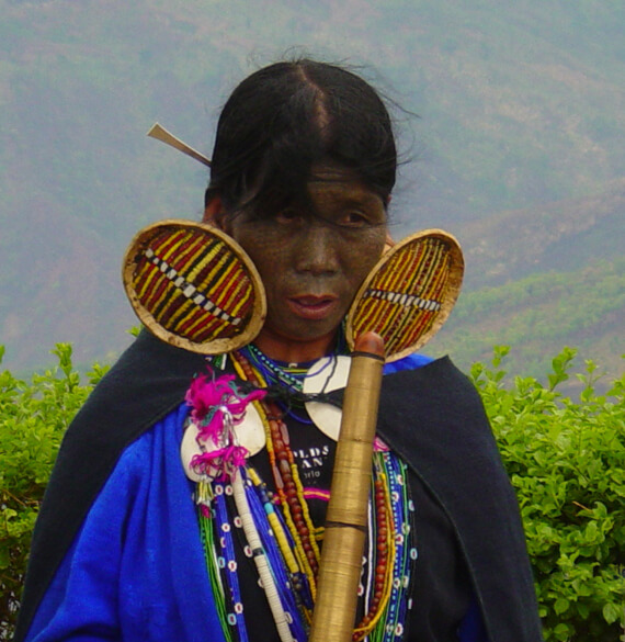 a chin woman wearing traditional wear