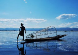 inle rowing boat